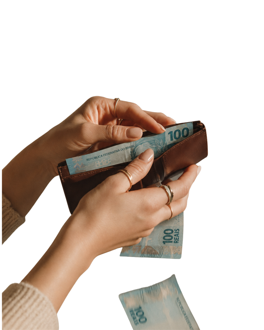Mãos contando notas de cem reais de uma carteira